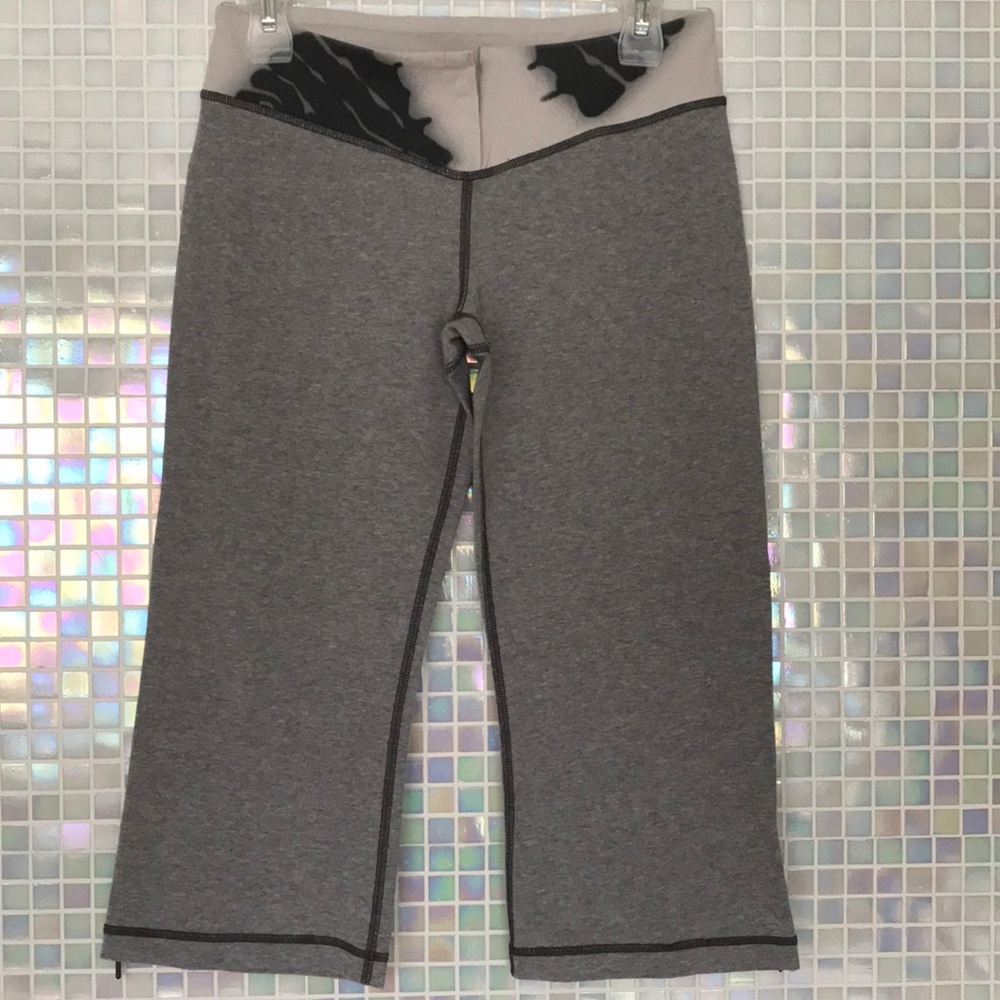 Lululemon light grey heathered yoga crops snap waist Size 8 EUC